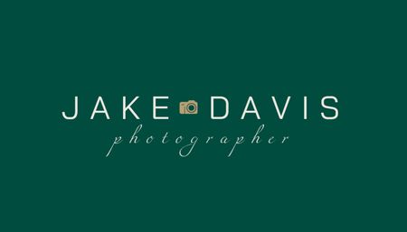 Szablon projektu Photographer Contacts Information with Camera on Green Business Card US