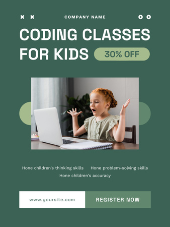 Kislány laptopot használ a kódolási osztályon Poster US tervezősablon