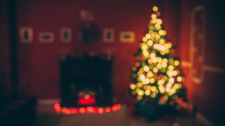 Csillogó karácsonyi szoba fával és kandallóval Zoom Background tervezősablon
