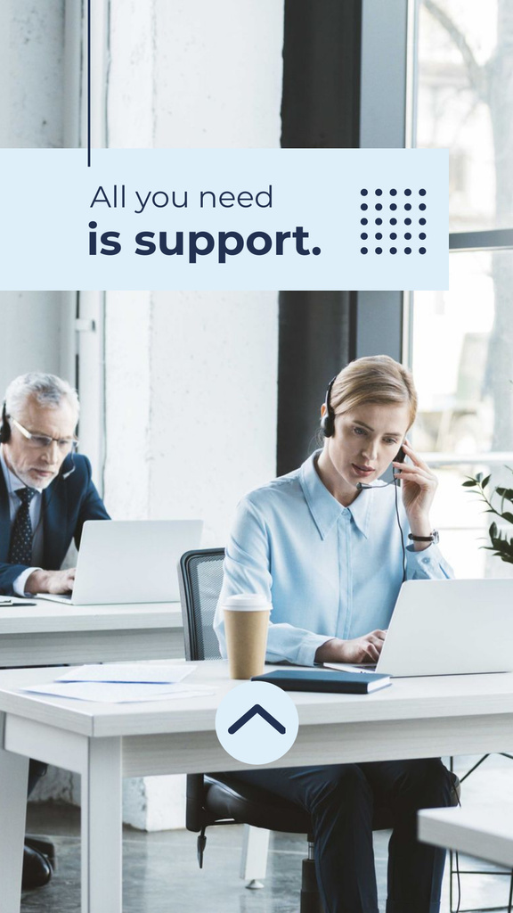 Modèle de visuel Customers Support Team Working in Office - Instagram Story