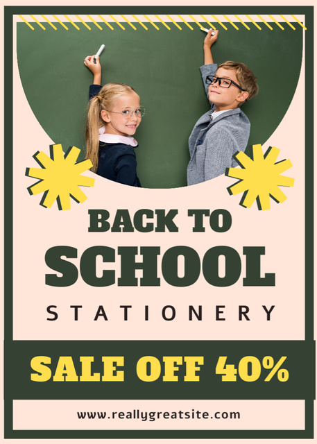 School Stationery Discount Announcement with Little Students Flayer Modelo de Design