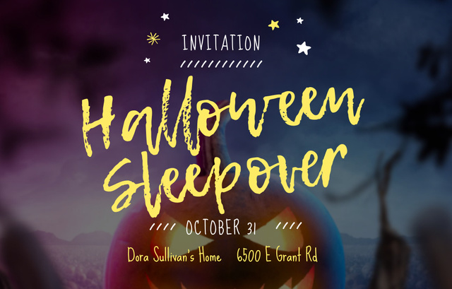 Ontwerpsjabloon van Invitation 4.6x7.2in Horizontal van Halloween Sleepover Party Announcement with Scary Glowing Pumpkin