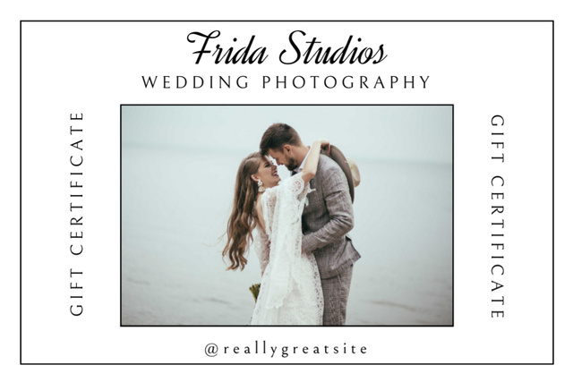Designvorlage Photography Studio Ad with Beautiful Couple für Gift Certificate