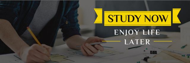 Designvorlage Student working with blueprints and motivational quote für Email header
