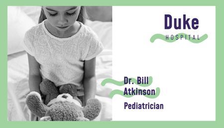 Template di design Scheda informativa del medico pediatra con bambino piccolo Business Card US