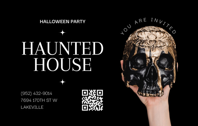 Halloween Party in Haunted House with Skull in Black Invitation 4.6x7.2in Horizontal Modelo de Design