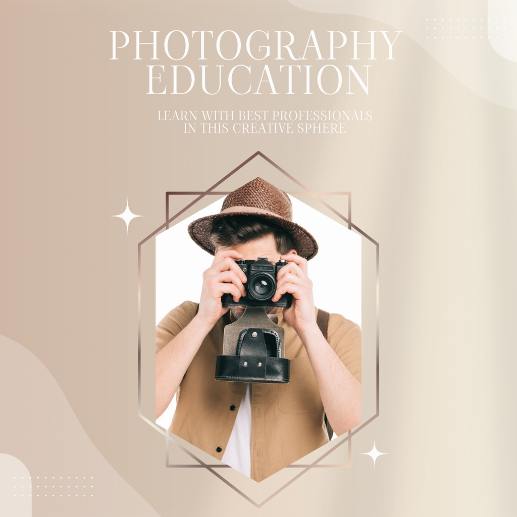 Template di design Photographer is holding Vintage Camera Instagram