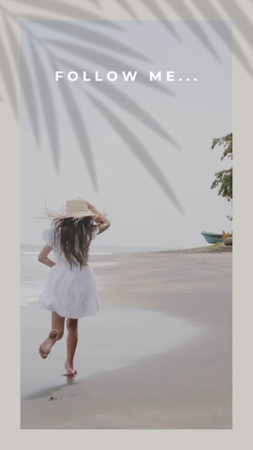 jovem mulher feliz correndo na praia tropical TikTok Video Modelo de Design