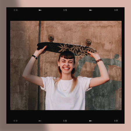 fiatal mosolygós lány gördeszkával Instagram tervezősablon