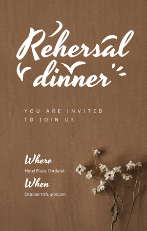 Anúncio do jantar de ensaio com delicadas flores do campo Invitation 4.6x7.2in Modelo de Design