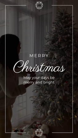 Designvorlage Weihnachtswünsche mit einer Frau, die zu Hause den Baum schmückt für TikTok Video