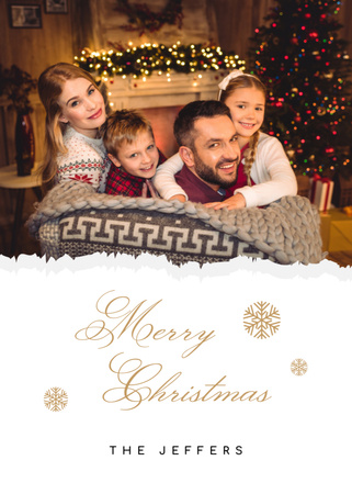 Plantilla de diseño de Saludos navideños con una familia joven junto a un abeto Postcard 5x7in Vertical 