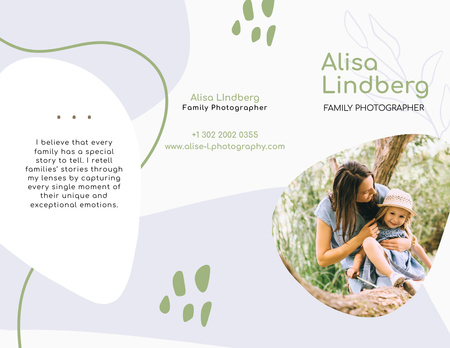 Oferta de fotógrafo de família com pais felizes e filhos em campo Brochure 8.5x11in Modelo de Design