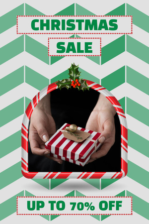 Modèle de visuel Female Hands Holding Christmas Gift - Pinterest