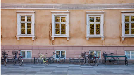 Plantilla de diseño de Auténtico edificio con bicicletas en otoño Zoom Background 