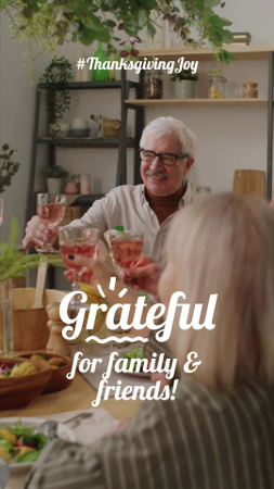 Platilla de diseño Thanksgiving Day Greeting With Dinner Together With Family TikTok Video