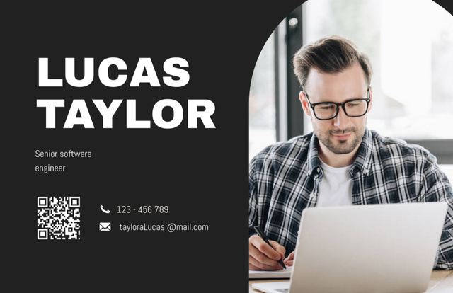 Template di design Services of Senior Software Engineer on Black Business Card 85x55mm