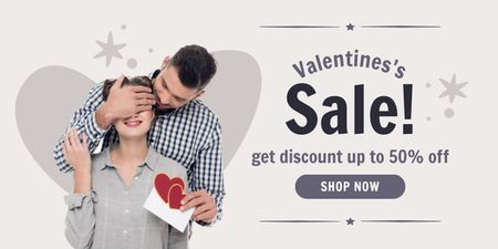 Platilla de diseño Discount on Valentine's Day Sale with Couple in Love Twitter