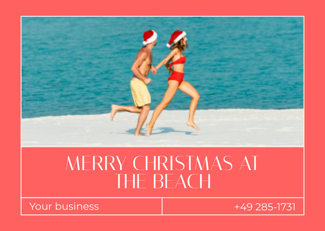 Young Couple in Christmas Santa Hats Running at Sea Beach Card Modelo de Design