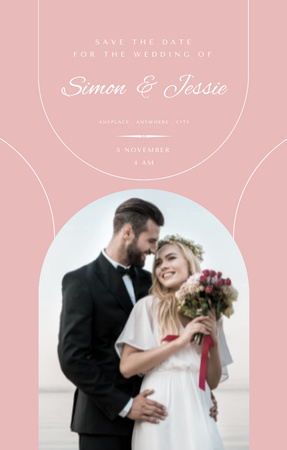 Felizes recém-casados com buquê rosa Invitation 4.6x7.2in Modelo de Design