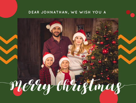Plantilla de diseño de Increíbles deseos de Navidad con la familia en sombreros de Santa Postcard 4.2x5.5in 