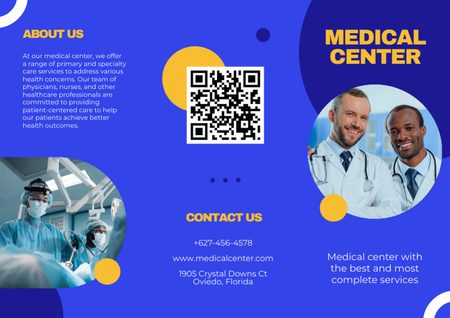 Médicos multirraciais no Medical Center Blue Brochure Modelo de Design