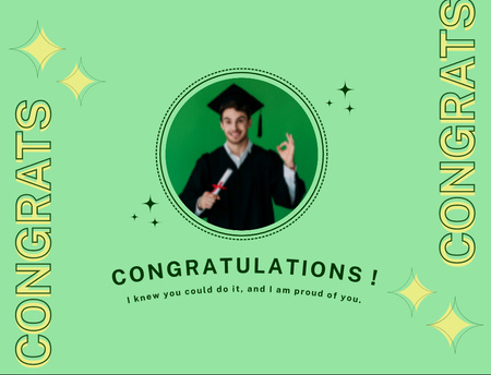 Plantilla de diseño de Saludo de graduación en verde con estudiante con sombrero Postcard 4.2x5.5in 