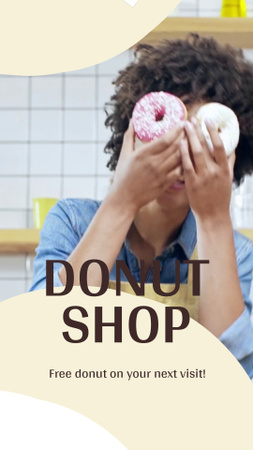 Modèle de visuel Promo Donut Shop avec une femme chef souriante avec des friandises cuites - Instagram Video Story