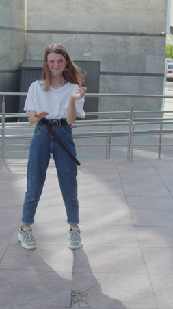 Mladá žena ve stylovém džínovině TikTok Video Šablona návrhu