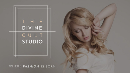 Modèle de visuel Fashion Studio Ad femme blonde en vêtements décontractés - Title 1680x945px