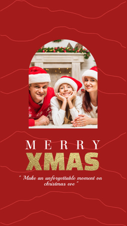 onnellinen perhe juhlii joulua Instagram Story Design Template