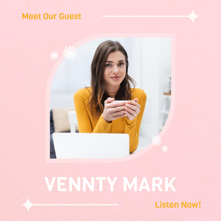 röportaj podcast anonsu için dizüstü bilgisayarı ve çayı olan kadın Instagram Tasarım Şablonu