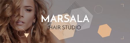 Ontwerpsjabloon van Email header van Haarstudio-advertentie met vrouw met blond haar