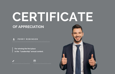 Üzleti teljesítmény díj mosolygó üzletemberrel Certificate 5.5x8.5in tervezősablon