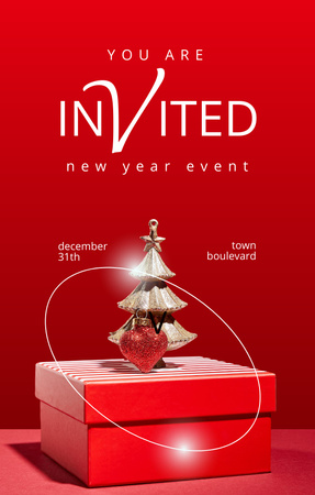 Celebração de ano novo com decoração de árvore de ouro e presente Invitation 4.6x7.2in Modelo de Design