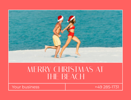 Young Couple in Christmas Santa Hats Running at Sea Beach Postcard 4.2x5.5in Modelo de Design