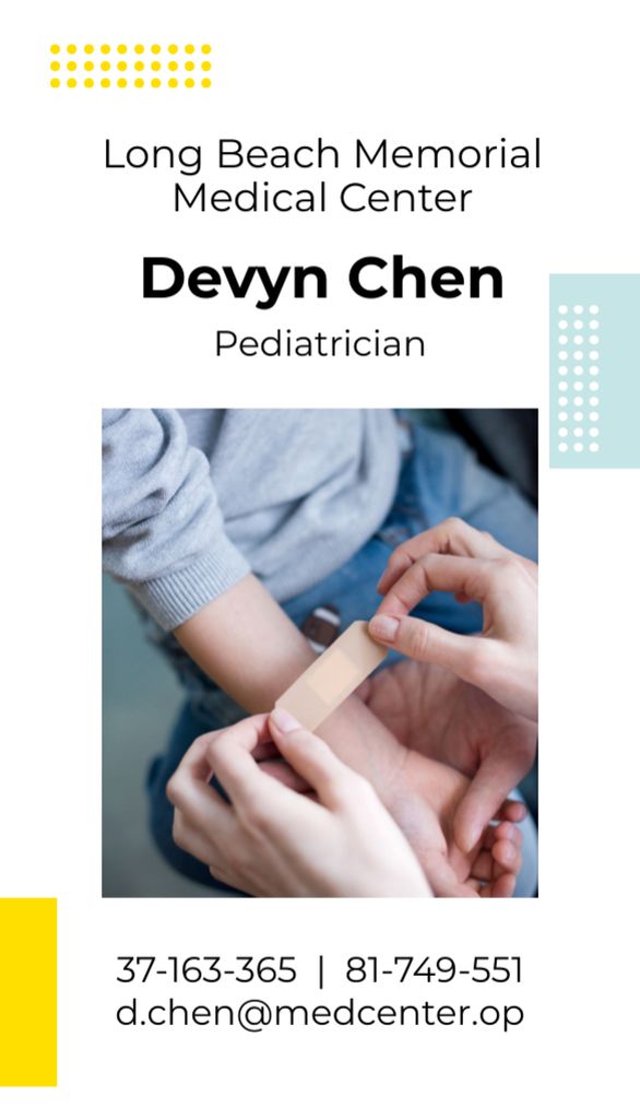 Pediatrician In Medical Centre Services Offer Business Card US Vertical – шаблон для дизайна