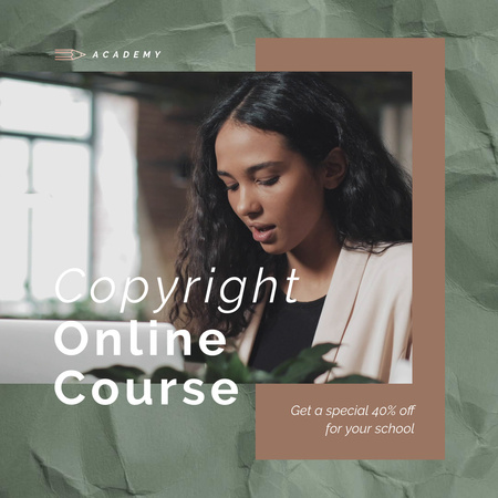 Anúncio de cursos on-line com direitos autorais com uma mulher digitando no laptop Animated Post Modelo de Design