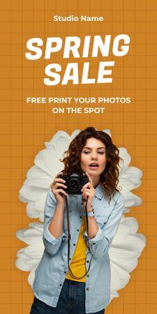 Designvorlage Frühjahrsverkaufsmitteilung mit brünetter Frau mit Kamera für Graphic