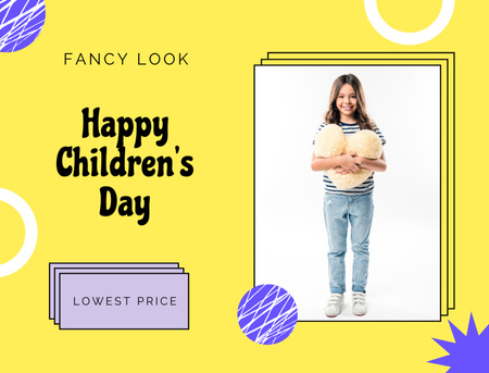 Desejos do dia das crianças com uma menina segurando um brinquedo Postcard 4.2x5.5in Modelo de Design