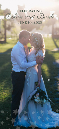 Plantilla de diseño de Invitación de boda con pareja joven abrazándose en el parque Snapchat Geofilter 
