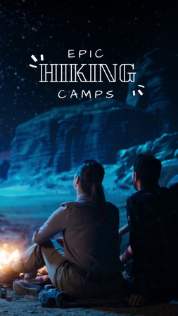 キャンプファイヤーの近くでのカップルとのハイキング キャンプのオファー TikTok Videoデザインテンプレート