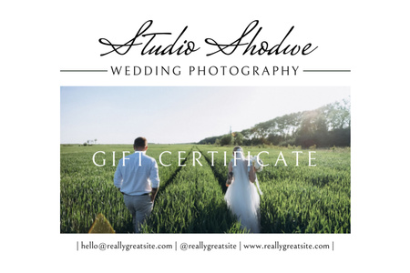 Ontwerpsjabloon van Gift Certificate van Huwelijksfotografie aanbieding met bruid en bruidegom wandelen in het veld