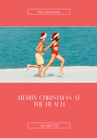Jovem casal em chapéus de Papai Noel de Natal correndo na praia do mar Postcard A5 Vertical Modelo de Design