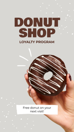 Реклама магазина пончиков со сладким шоколадным пончиком в руке Instagram Story – шаблон для дизайна