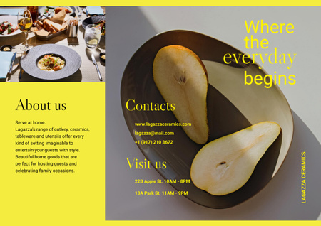 Ravintolamainos, jossa on maukasta ruokaa ja tuoreita päärynöitä lautasella Brochure Design Template
