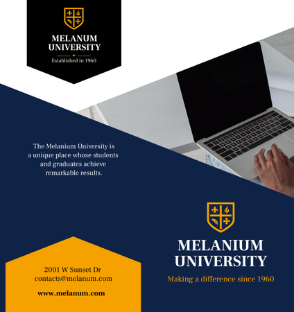 Modèle de visuel Annonce universitaire avec ordinateur portable - Brochure Din Large Bi-fold