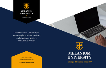 Template di design Brochure dell'annuncio dell'università con una studentessa che prende appunti sul laptop Brochure 11x17in Bi-fold