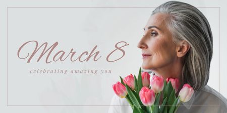 Kaunis vanhempi nainen kukkien kanssa naistenpäivänä Twitter Design Template