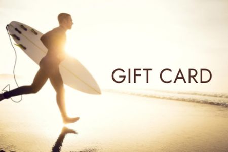 Platilla de diseño Man with Surfboard on Beach Gift Certificate